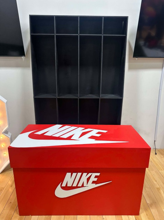 LOCKER SHELF/NIKE STAND